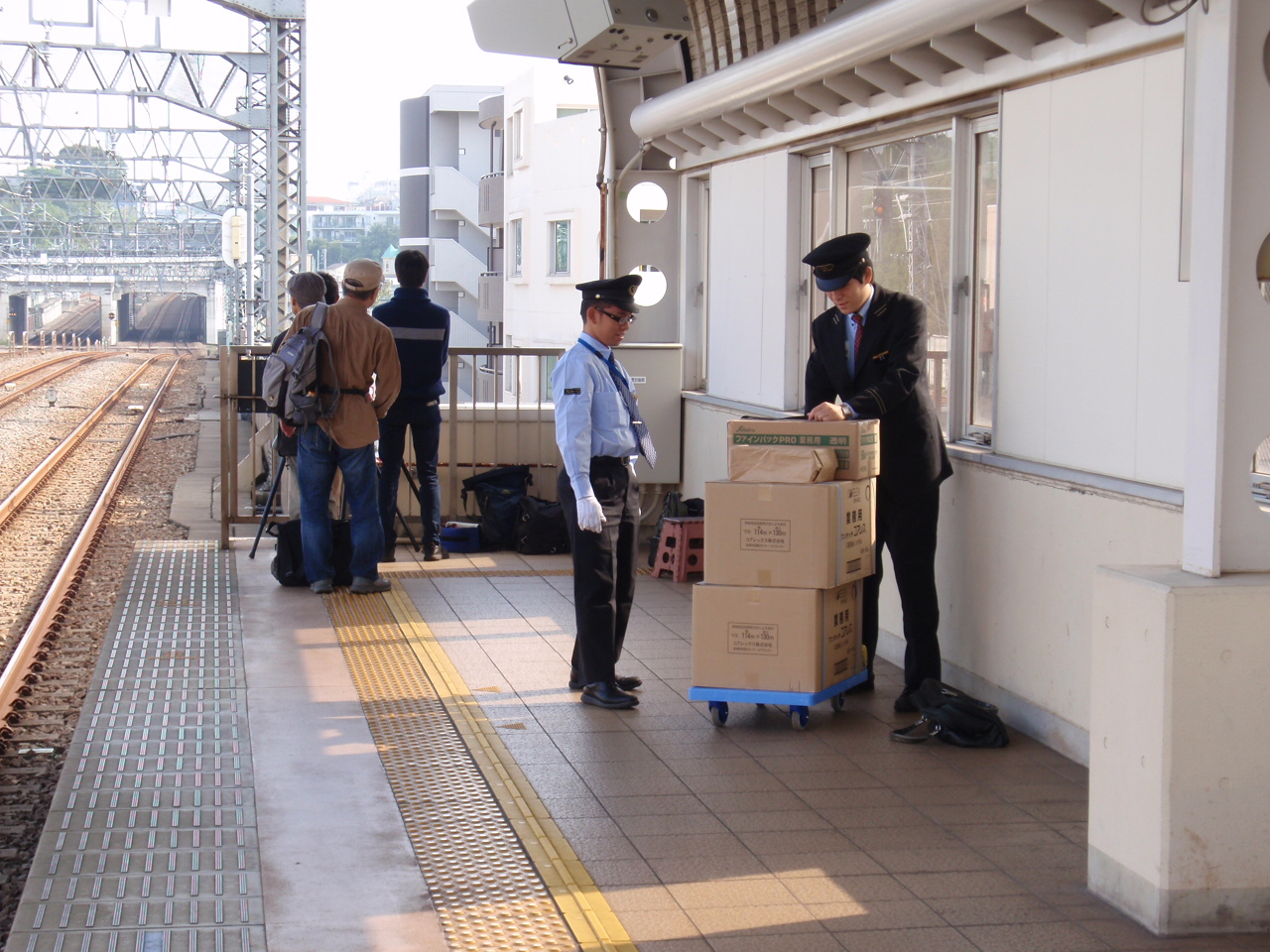 小田急線喜多見駅下りホーム新宿方