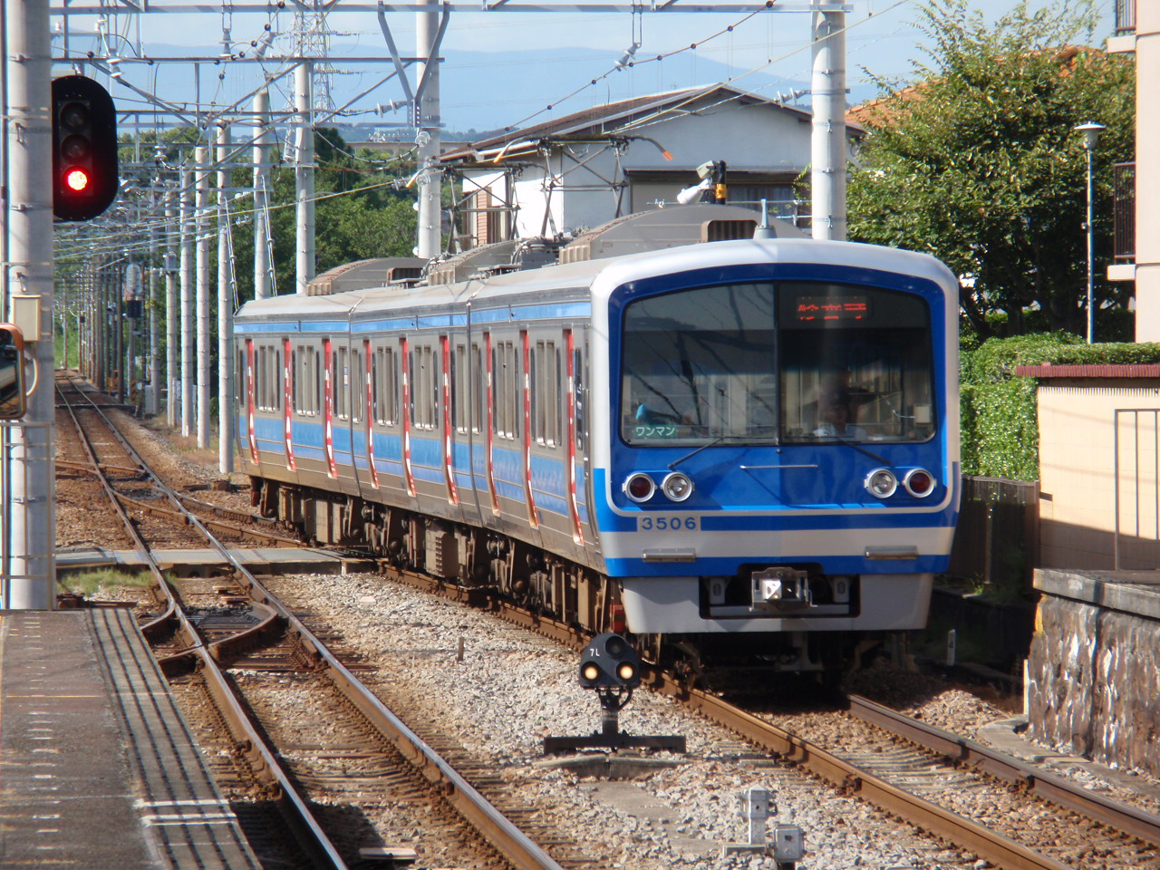 大場駅2番線での伊豆箱根鉄道駿豆線・3000系第6編成