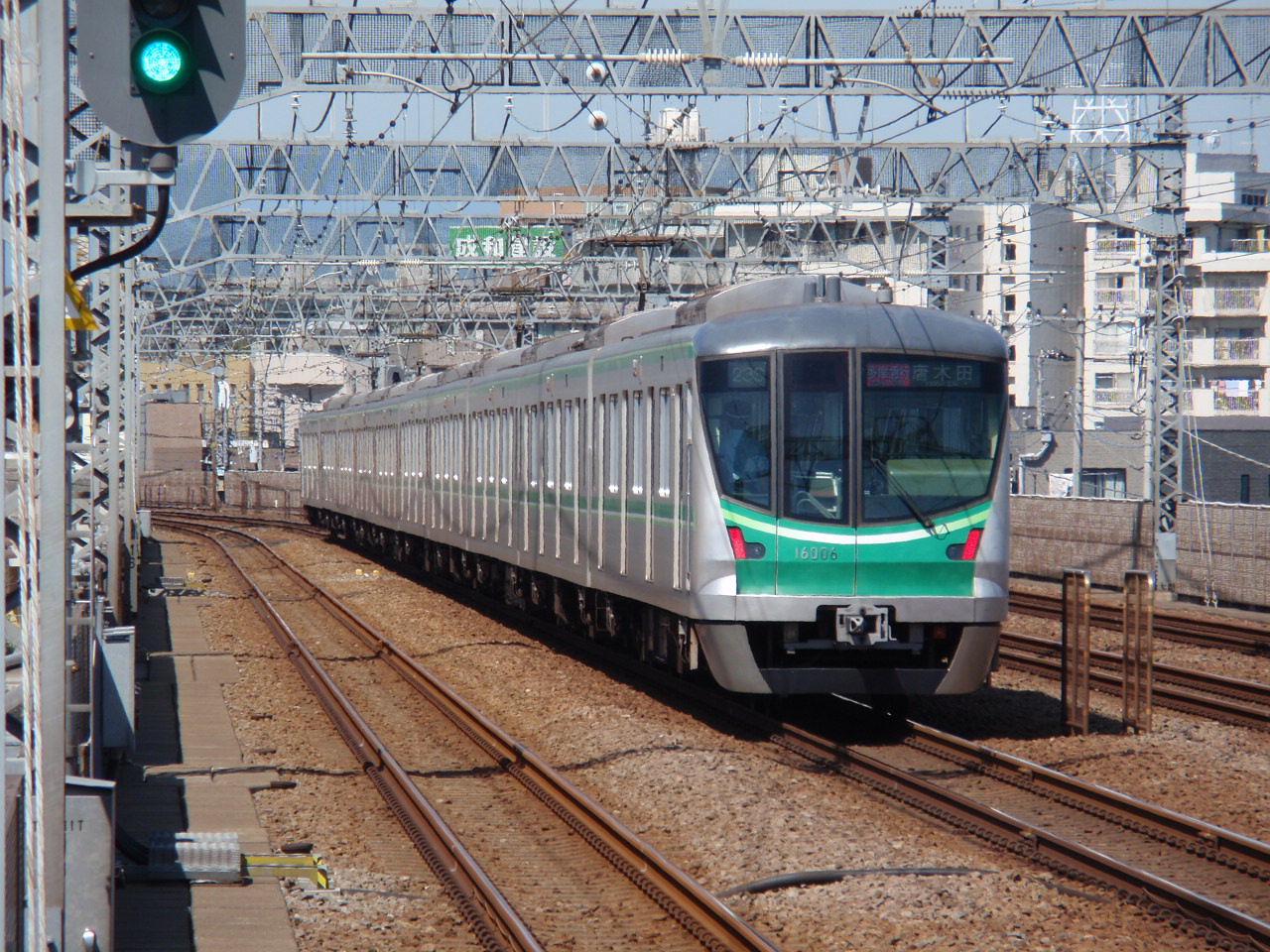 喜多見駅下りホーム小田原方