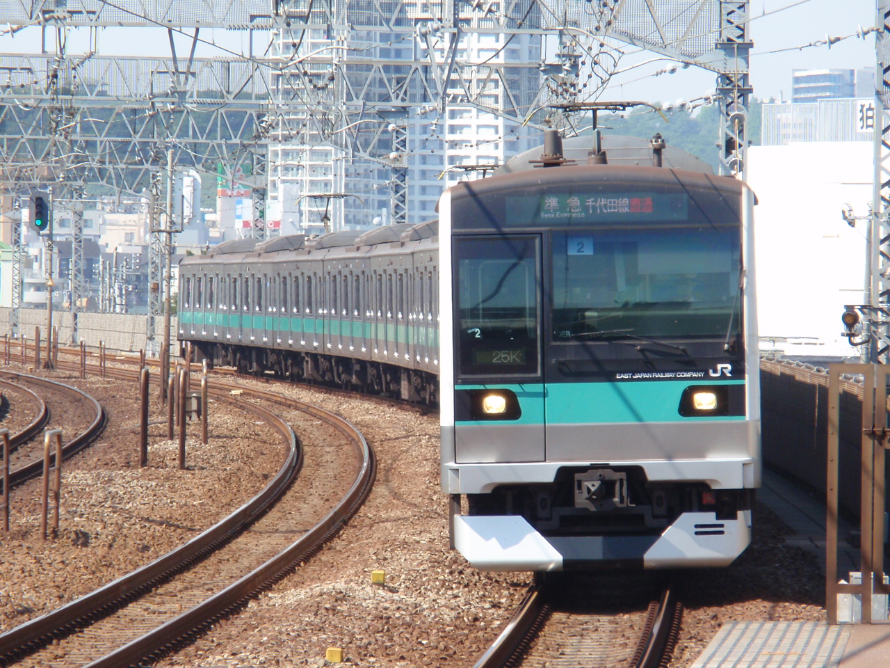 小田急線狛江駅上りホーム小田原方でのE233系2000番代