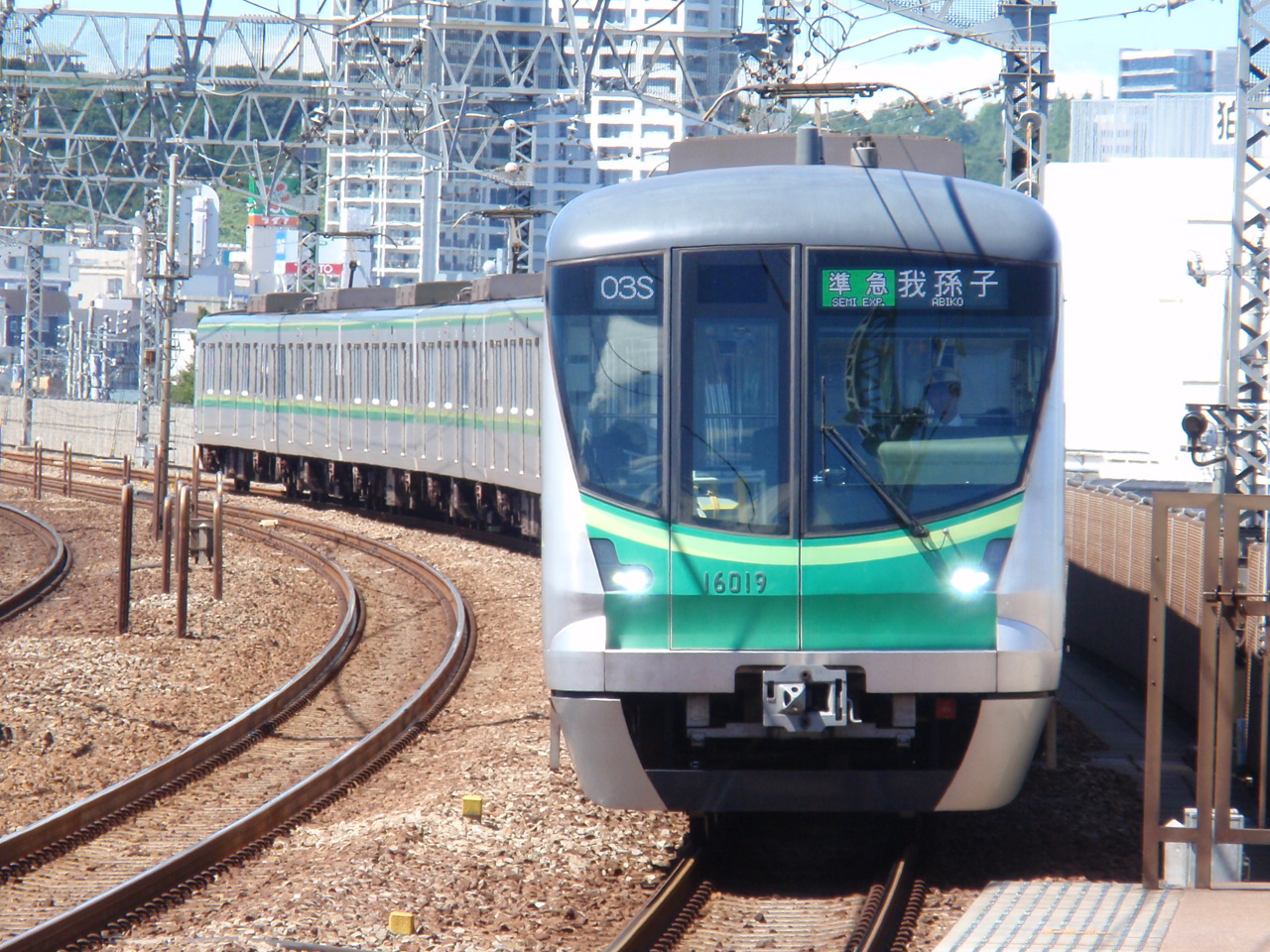 小田急線狛江駅上りホーム小田原方での東京メトロ16000系