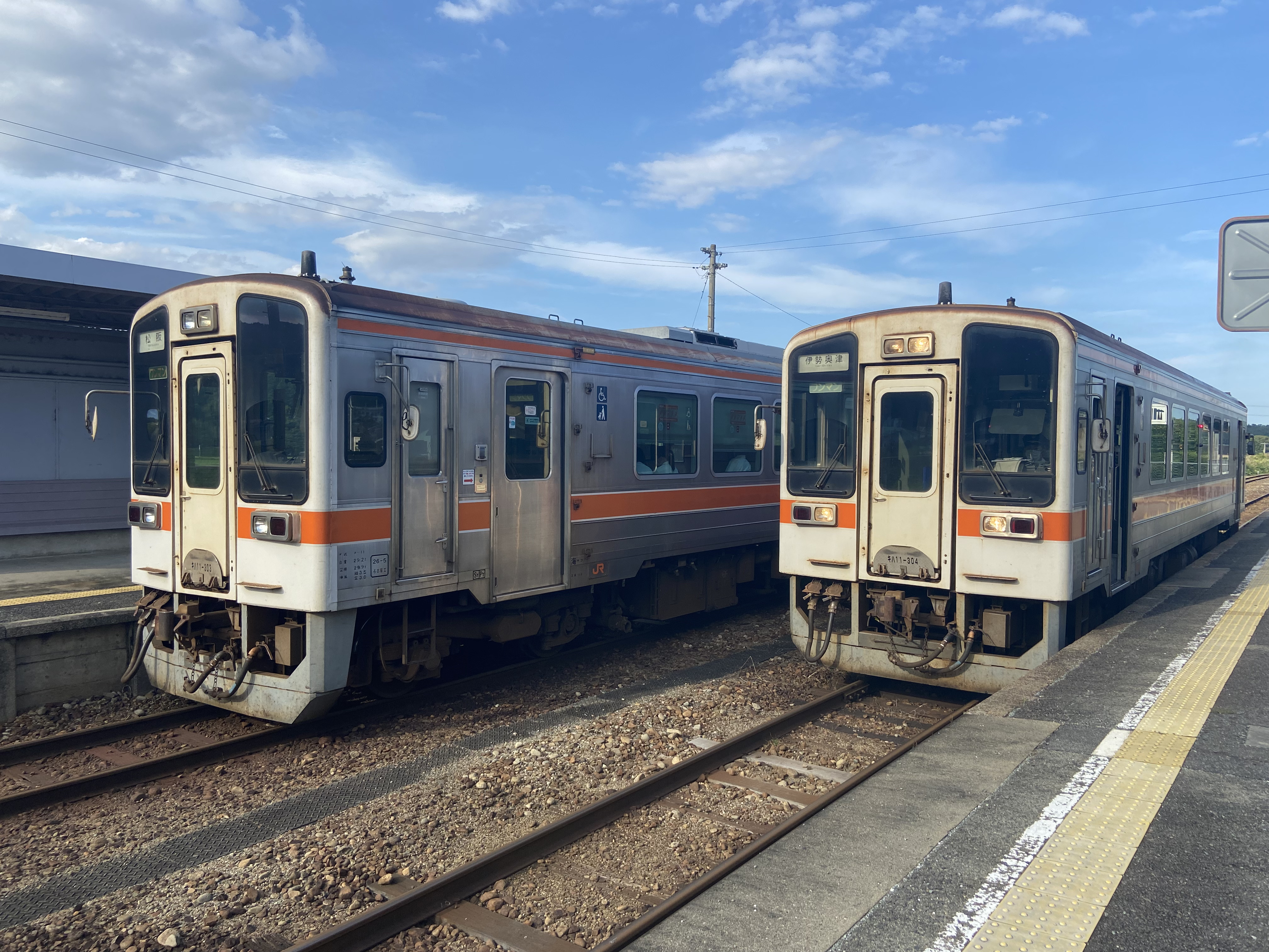 家城駅・名松線、キハ11
